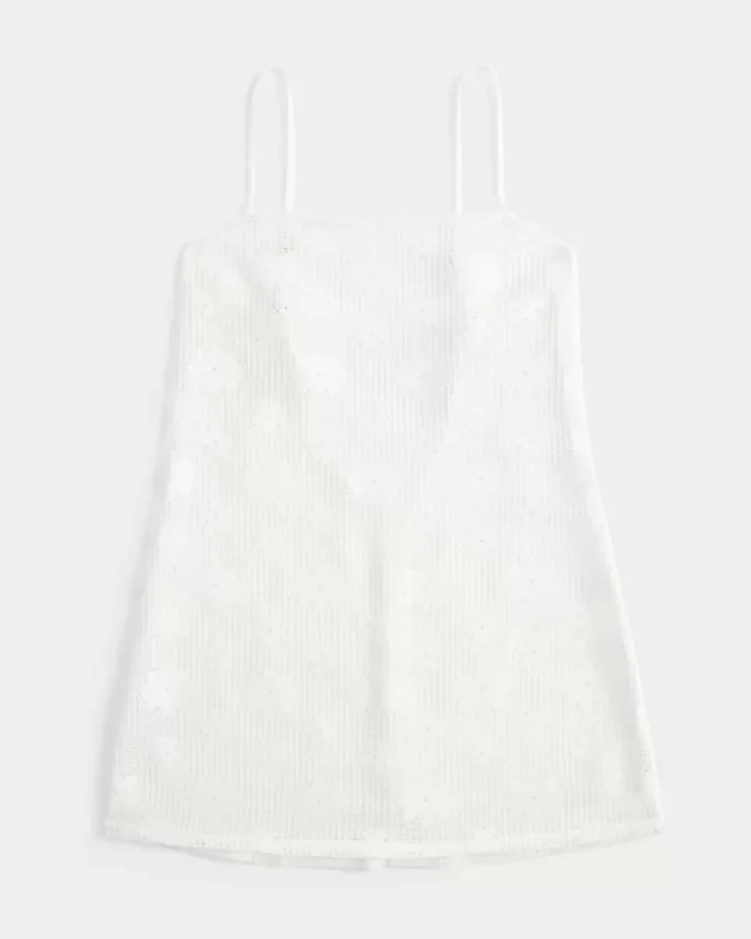 Avoommelta peittävä mekko