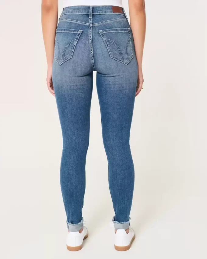 Curvy High-Rise Medium Wash Super Skinny Farkut Curvy High-Rise Medium Wash Super Skinny Farkut