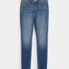 Curvy High-Rise Medium Wash Super Skinny Farkut Curvy High-Rise Medium Wash Super Skinny Farkut