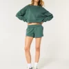 Easy Crew collegepaita ja fleece shortsit -paketti Easy Crew collegepaita ja fleece shortsit -paketti