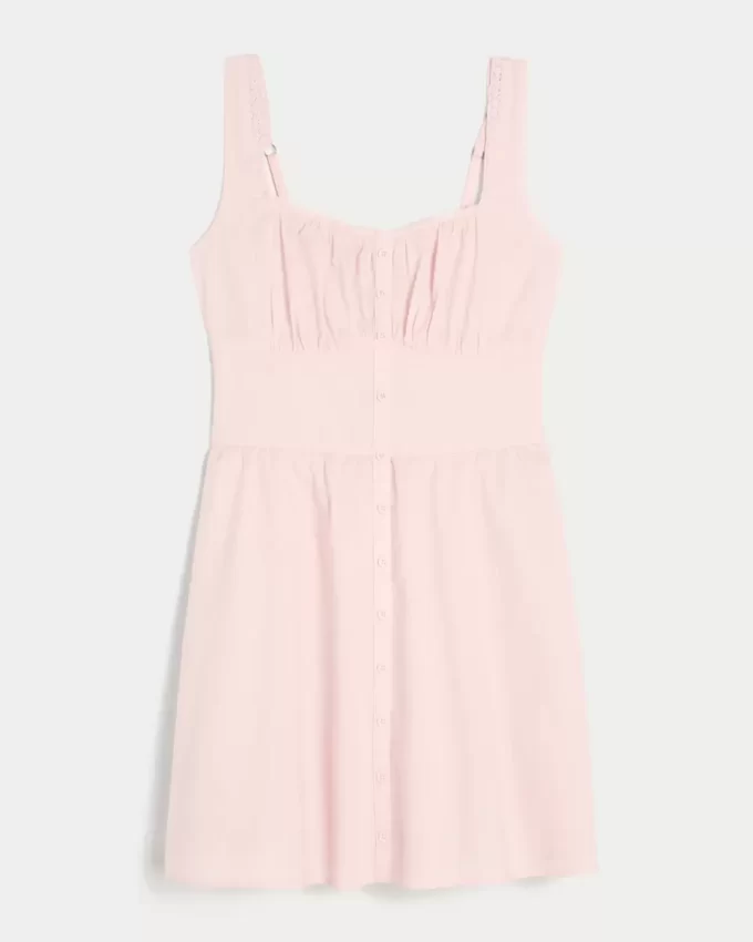 Edessä napillinen minimekko