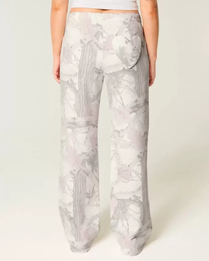 Heart Pocket Camo leveälahkeiset lenkkeilyhousut Heart Pocket Camo leveälahkeiset lenkkeilyhousut