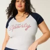 Helppo notch-neck Sweet ’n Sporty Graphic Baby T-paita Helppo notch-neck Sweet ’n Sporty Graphic Baby T-paita