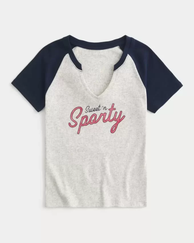 Helppo notch-neck Sweet ’n Sporty Graphic Baby T-paita Helppo notch-neck Sweet ’n Sporty Graphic Baby T-paita