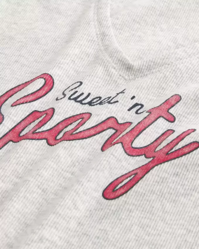 Helppo notch-neck Sweet ’n Sporty Graphic Baby T-paita Helppo notch-neck Sweet ’n Sporty Graphic Baby T-paita