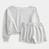 Helppo off-the-shoulder collegepaita ja fleece-shortsisetti Helppo off-the-shoulder collegepaita ja fleece-shortsisetti
