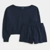 Helppo off-the-shoulder collegepaita ja fleece-shortsisetti Helppo off-the-shoulder collegepaita ja fleece-shortsisetti