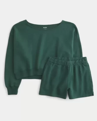 Helppo off-the-shoulder collegepaita ja fleece-shortsisetti
