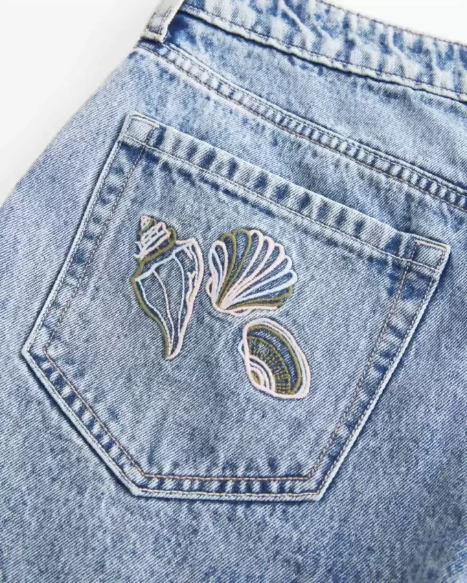 High Rise Medium Wash Shell Brodeeratut Baggy Denim shortsit 5″ High Rise Medium Wash Shell Brodeeratut Baggy Denim shortsit 5″
