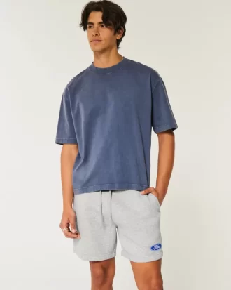 Hollister Feel Good Fleece Reiden puoliväliin ulottuvat Fordin graafiset shortsit