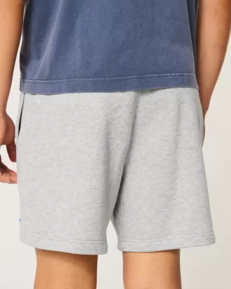 Hollister Feel Good Fleece Reiden puoliväliin ulottuvat Fordin graafiset shortsit
