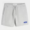 Hollister Feel Good Fleece Reiden puoliväliin ulottuvat Fordin graafiset shortsit Hollister Feel Good Fleece Reiden puoliväliin ulottuvat Fordin graafiset shortsit