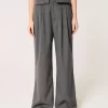 Hollister Livvy Ultra High-Rise leveälahkeiset housut Hollister Livvy Ultra High-Rise leveälahkeiset housut