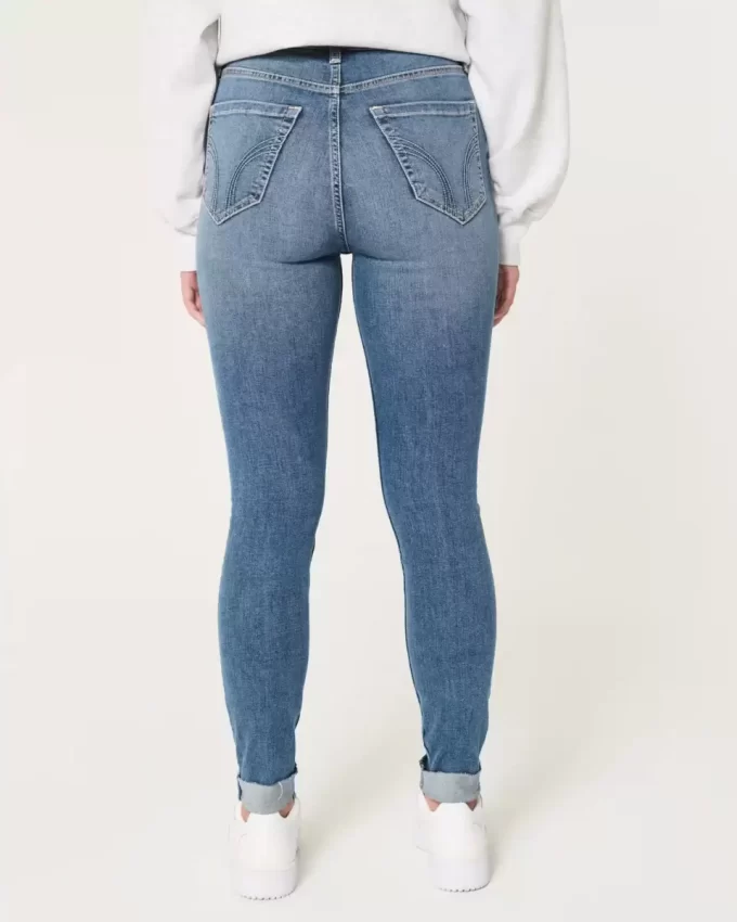 Kurvikkaat korkean nousun repeytyneet keskipesut Super Skinny -farkut Kurvikkaat korkean nousun repeytyneet keskipesut Super Skinny -farkut