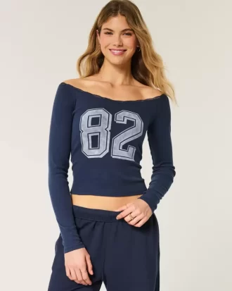 Lace Trim Off-the-Shoulder Number Graphic T-paita