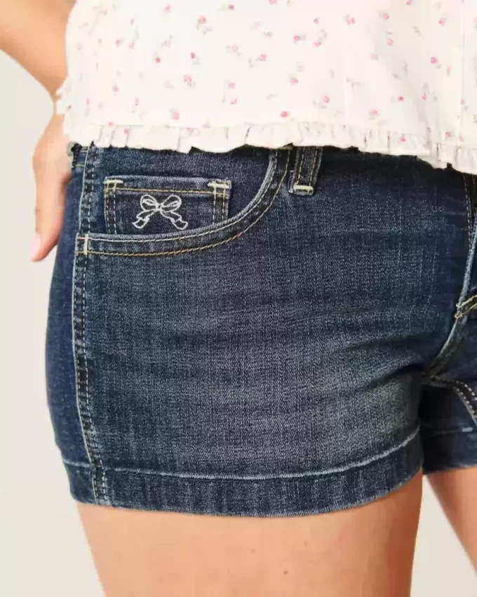 Matalat Dark Wash brodeeratut farkkushortsit Matalat Dark Wash brodeeratut farkkushortsit