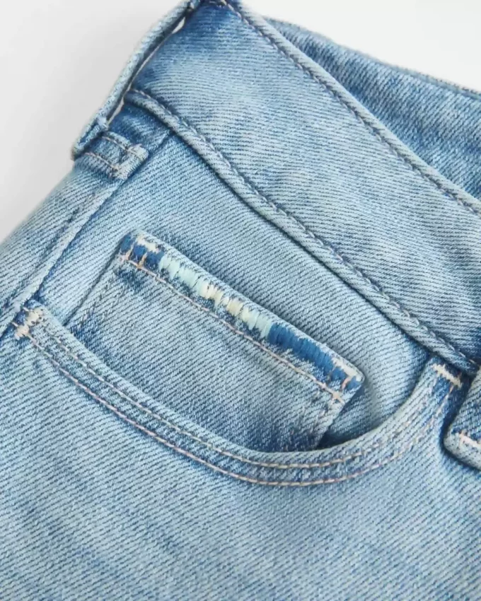 Matalat, revityt vaalean pesun brodeeratut bootcut farkut Matalat, revityt vaalean pesun brodeeratut bootcut farkut