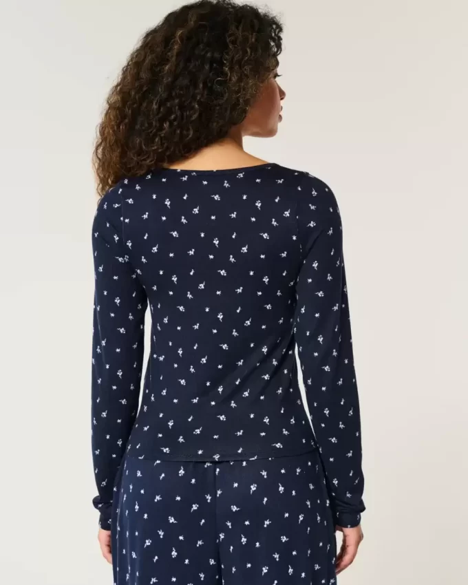 Mukava kukkakuvioinen pyjamatoppi Mukava kukkakuvioinen pyjamatoppi