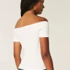 Off-the-Shoulder Cutesy Graphic T-paita