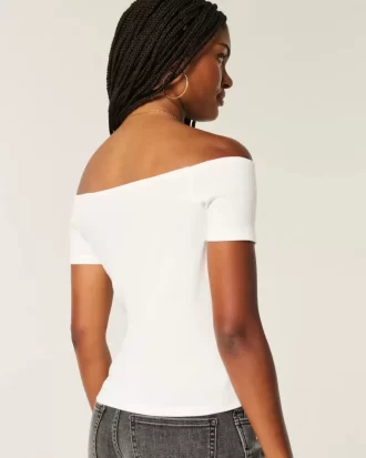 Off-the-Shoulder Cutesy Graphic T-paita