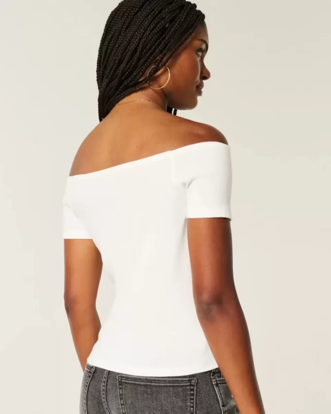 Off-the-Shoulder Cutesy Graphic T-paita