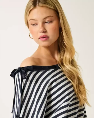 Off-the-Shoulder Tie -huppari
