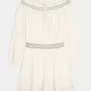 Olkapäällä/Off-the-Shoulder -kudottu mekko