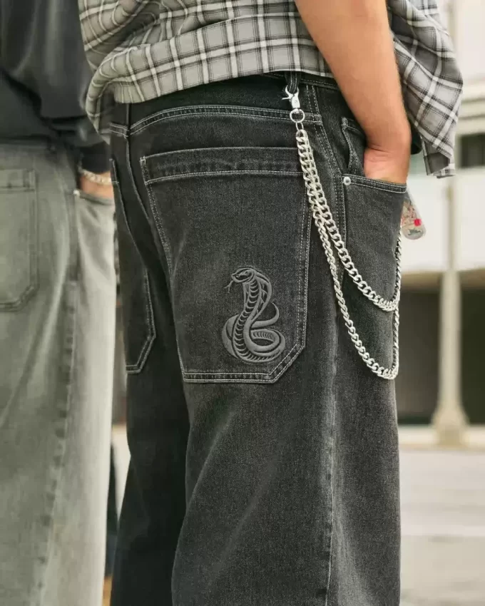 Pestyt mustat brodeeratut Snake Skater Baggy -farkut Pestyt mustat brodeeratut Snake Skater Baggy -farkut