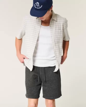 Polven yläpuolella fleece-shortsit