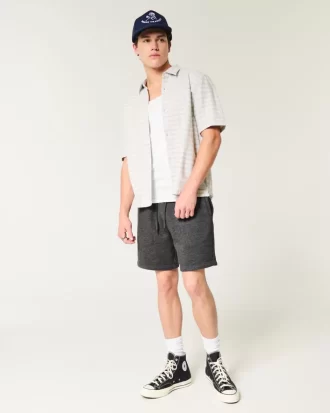 Polven yläpuolella fleece-shortsit