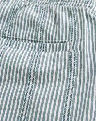 Polven yläpuolella ulottuvat Seersucker shortsit