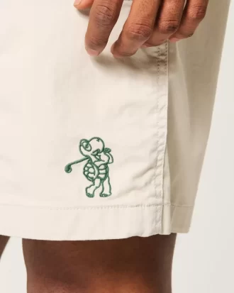Polven yläpuolella viilentävät golfshortsit