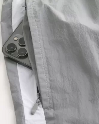 Polven yläpuolelle ulottuvat nailonshortsit