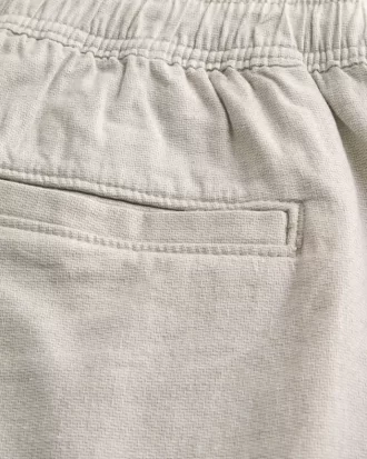 Polven yläpuolelle ulottuvat pellavasekoitusshortsit