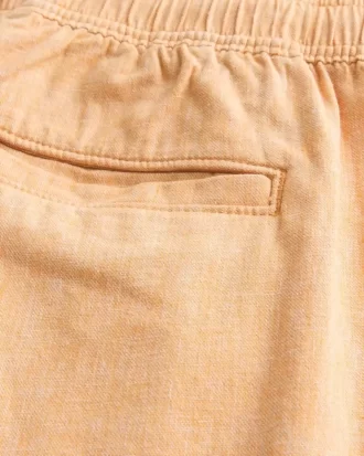 Polven yläpuolelle ulottuvat pellavasekoitusshortsit