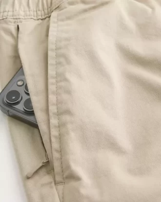 Polven yläpuolelle ulottuvat Twill-shortsit