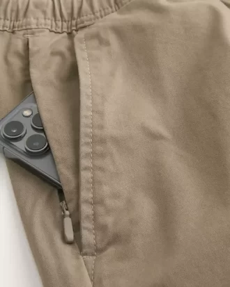 Polven yläpuolelle ulottuvat Twill-shortsit