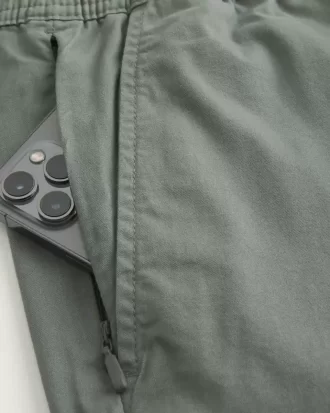 Polven yläpuolelle ulottuvat Twill-shortsit