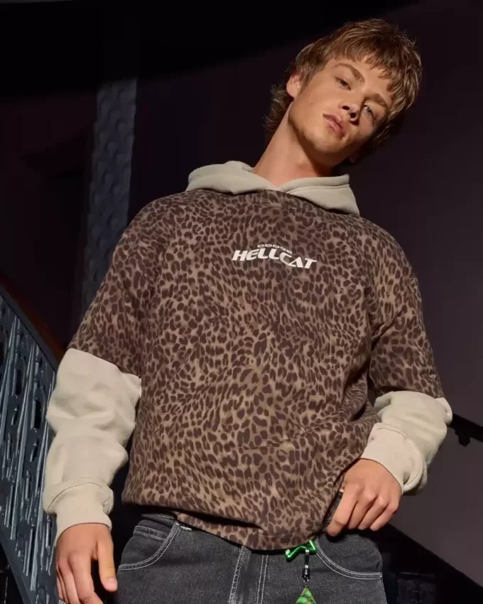 Raskaan laatikollinen Leopard Print Dodge Hellcat Graphic T-paita Raskaan laatikollinen Leopard Print Dodge Hellcat Graphic T-paita