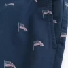 Reiden puoliväliin ulottuvat American Flag -kuvioiset vetoshortsit Reiden puoliväliin ulottuvat American Flag -kuvioiset vetoshortsit