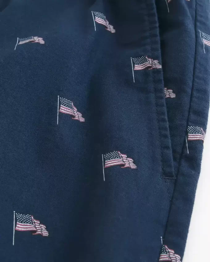 Reiden puoliväliin ulottuvat American Flag -kuvioiset vetoshortsit Reiden puoliväliin ulottuvat American Flag -kuvioiset vetoshortsit