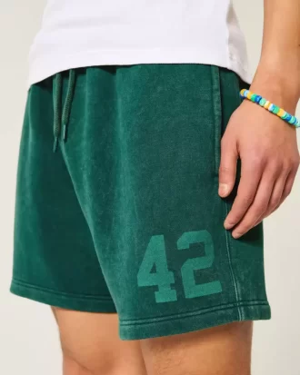 Reiden puoliväliin ulottuvat graafiset löysät fleece-shortsit Reiden puoliväliin ulottuvat graafiset löysät fleece-shortsit