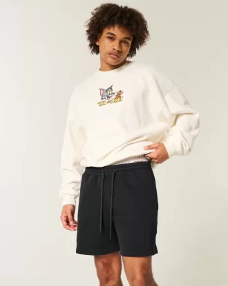 Reiden puoliväliin ulottuvat löysät fleece-shortsit