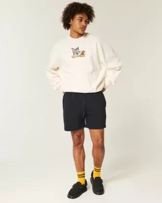 Reiden puoliväliin ulottuvat löysät fleece-shortsit