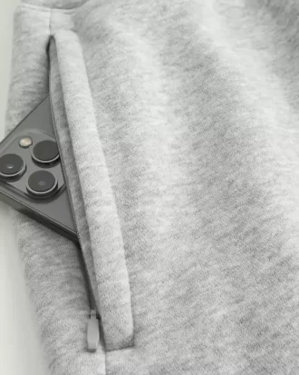 Reiden puoliväliin ulottuvat löysät fleece-shortsit