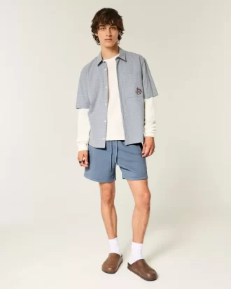 Reiden puoliväliin ulottuvat löysät fleece-shortsit