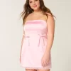 Satiininen olkaimeton bodycon-mekko