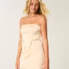 Satiininen olkaimeton bodycon-mekko