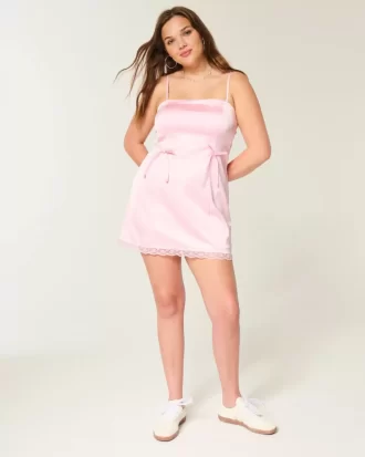 Satiininen olkaimeton bodycon-mekko