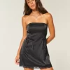 Satiininen olkaimeton bodycon-mekko